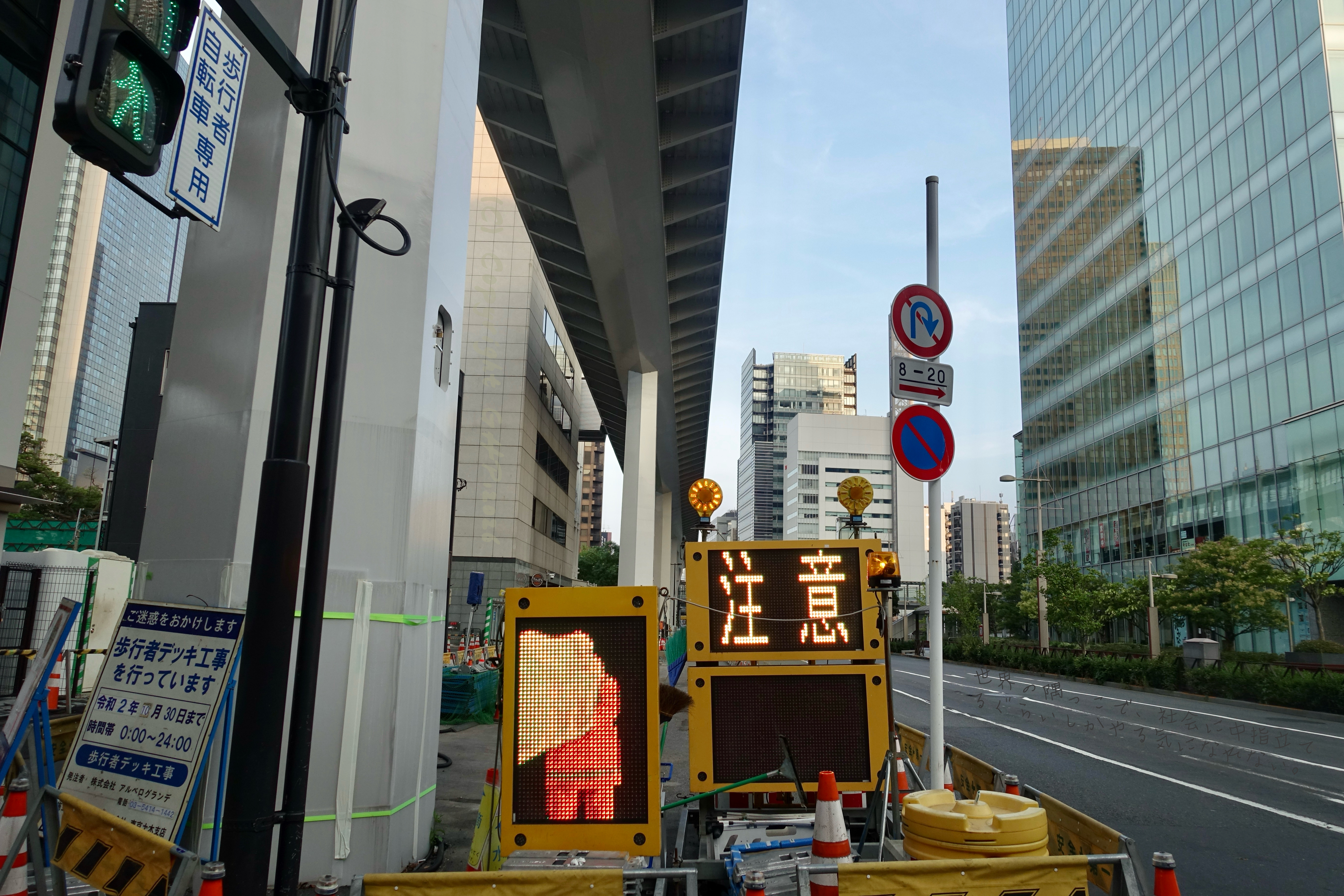 世界の隅っこで、社会に中指立てるぐらいしかやる気になれない。