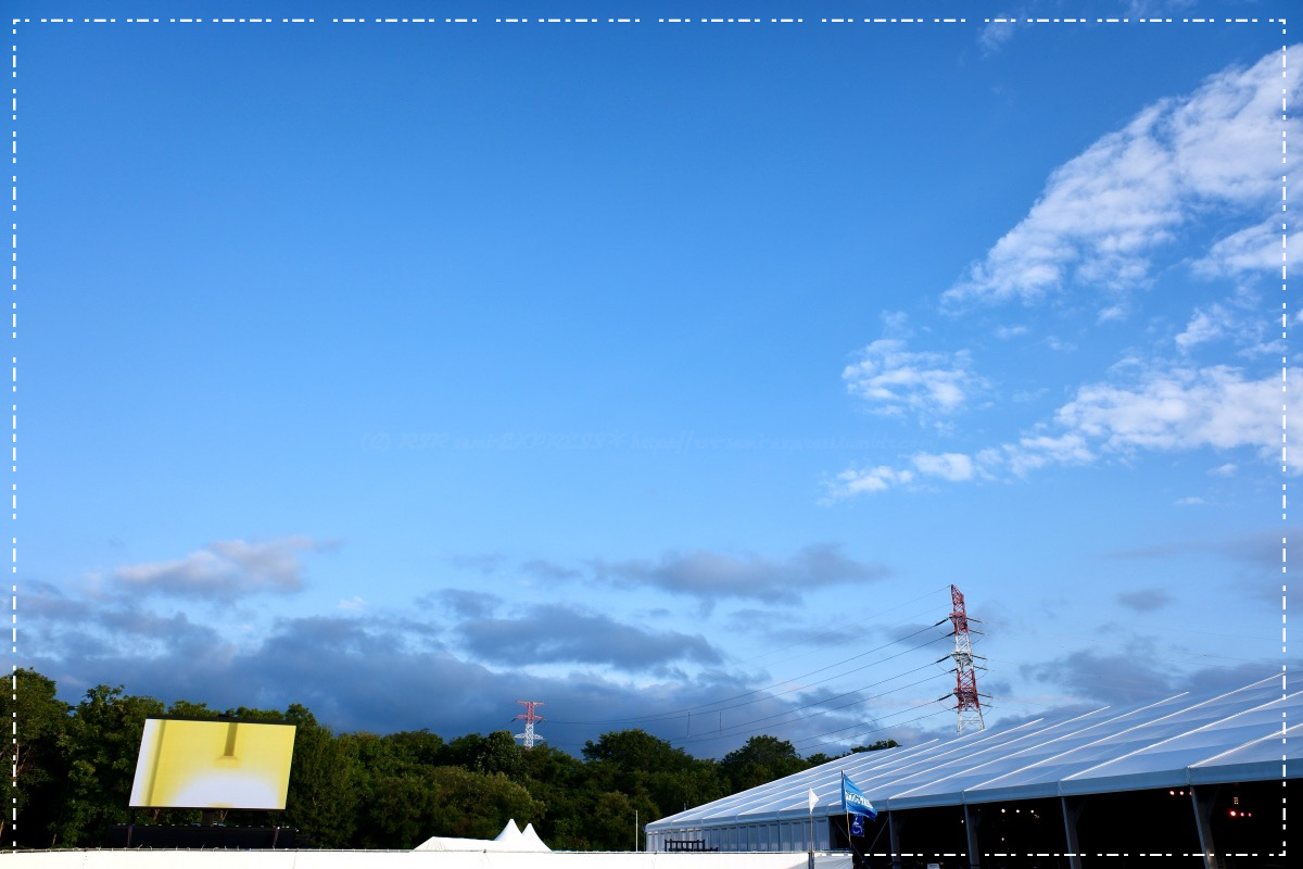 EARTHの遠景とディスプレイ